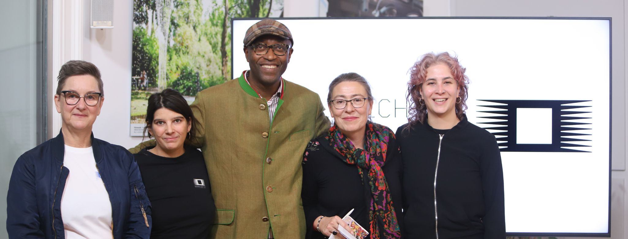 Foto von der Pressekonferenz im Presseclub Concordia, mit den fünf Sprecher:innen.