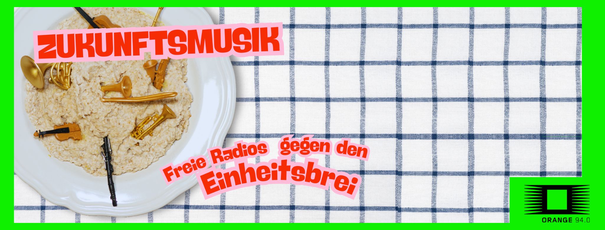 kariertes Tischtuch, auf dem eine Schüssel Haferbrei steht, in der verschiedene Musikinstrumente schwimmen. Text: Zukunftsmusik - Freie Radios gegen den Einheitsbrei